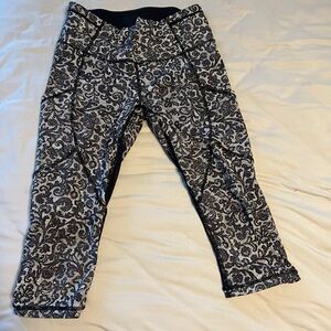 Lululemon Black and White Lace Patterned mesh reflective pocket leggings 6